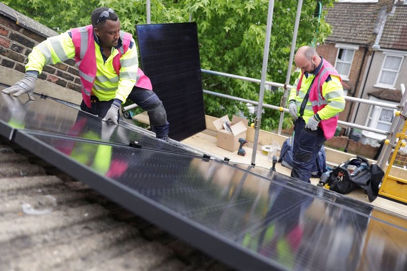 ​Octopus Energy engineers install solar panels for Walthamstow's 'POWER STATION' project (Source: REUTERS/Anna Gordon)