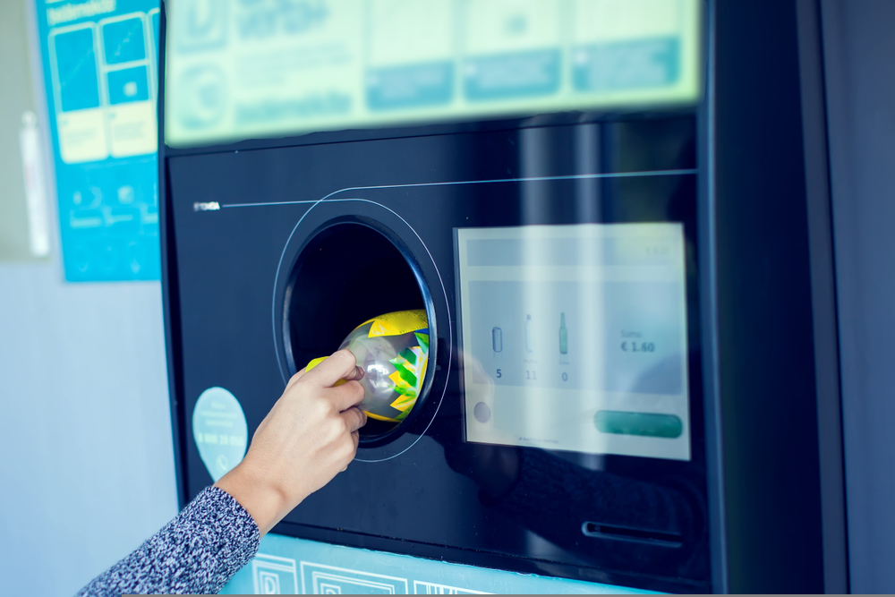 deposit return scheme: Shoppers return their bottles and cans of reusable packagings in a reverse vending machine.