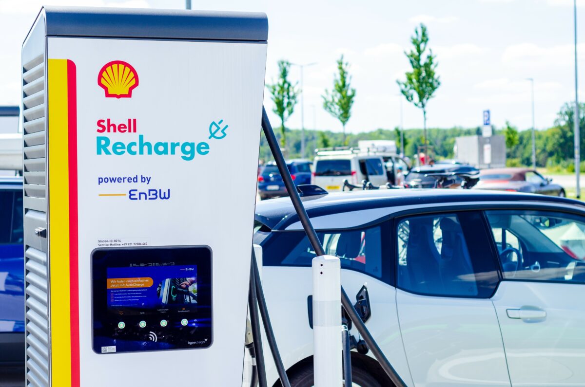 Aldi is partnering with Shell to install new rapid 50kwh Shell Recharge electric vehicle chargers at 11 of its stores across the UK