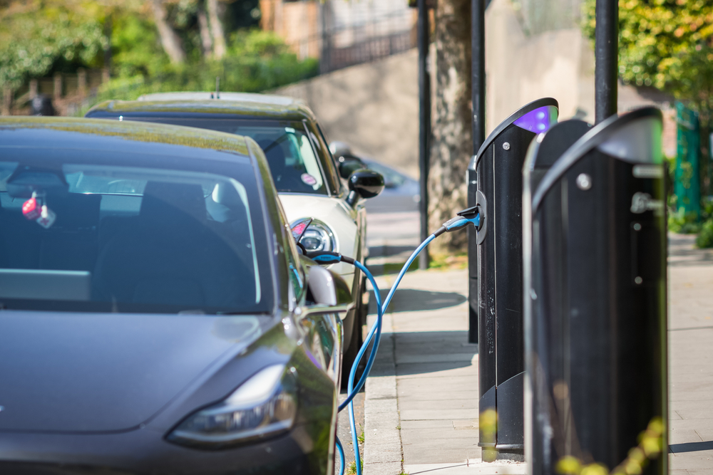 Street EV charging point: Plan for Drivers The UK government has unveiled grants to accelerate electric vehicle charge points rollout in schools as part of its Plan for Drivers scheme. 