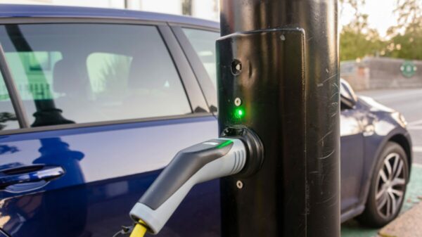 UK towns and cities are set to see the arrival of smart street lamps which can help charge electric vehicles and boost wireless coverage, as part of a £1.3 million pilot scheme by the government.