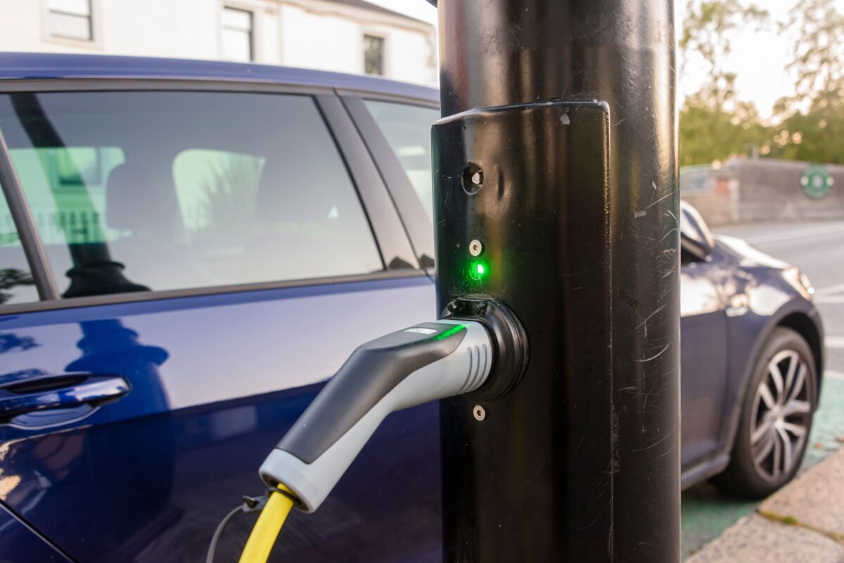 UK towns and cities are set to see the arrival of smart street lamps which can help charge electric vehicles and boost wireless coverage, as part of a £1.3 million pilot scheme by the government.
