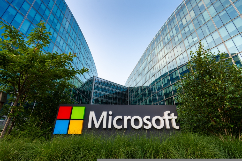 Microsoft is backing an estimated £8bn ($10bn) in renewable electricity projects after signing a major deal to develop new wind and solar farms.